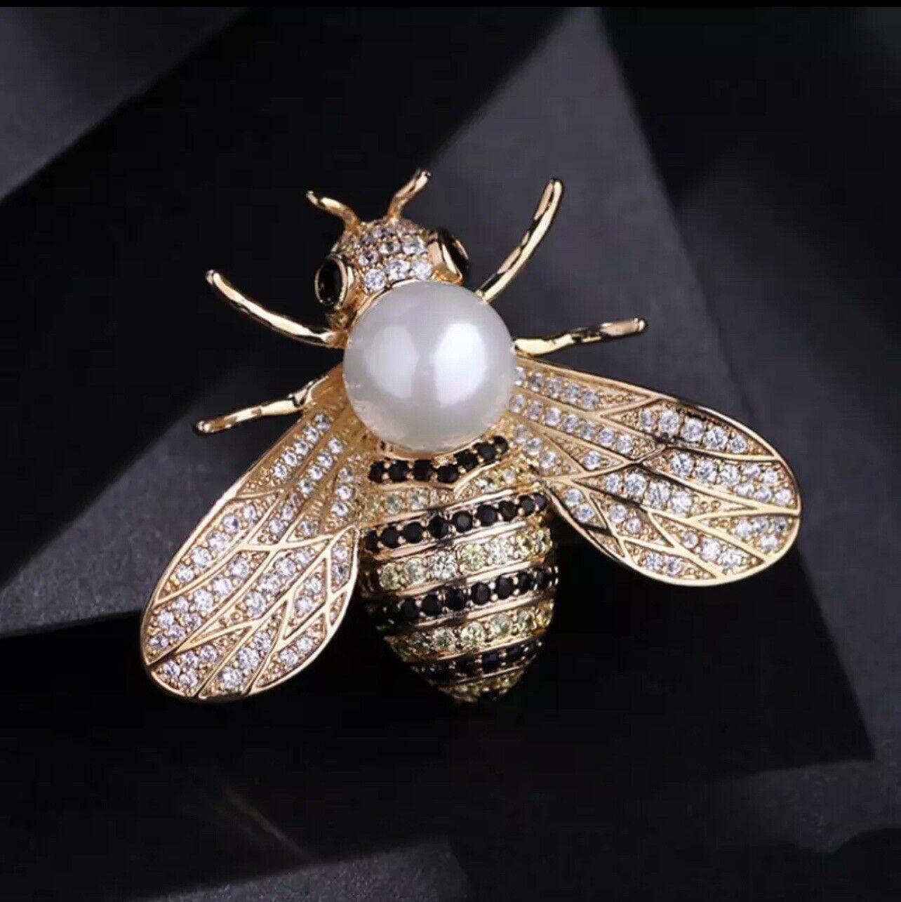 Black-Tailed Queen Bee with Pearl