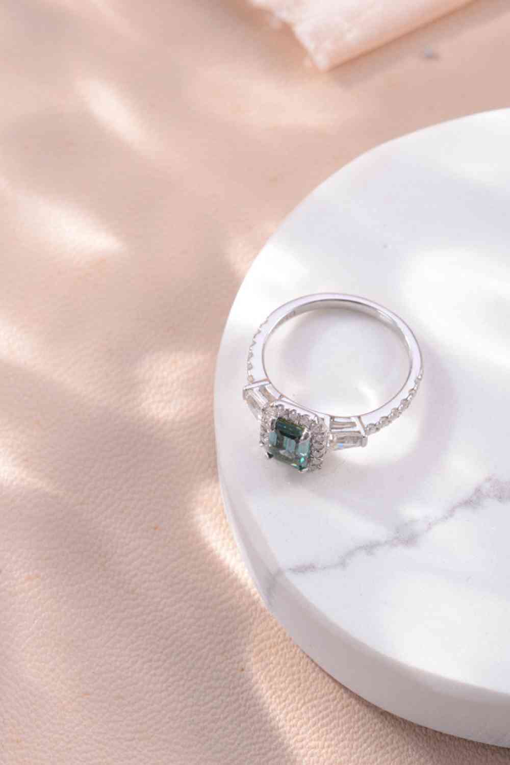 Classic Emerald Green Rectangle Ring (1 Carat)